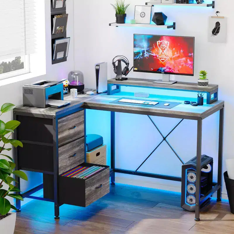 Scrivania gaming a L (47.3), Scrivania angolare reversibile con 3 cassetti, prese di corrente e porta USB per ufficio domestico (1 pezzo)