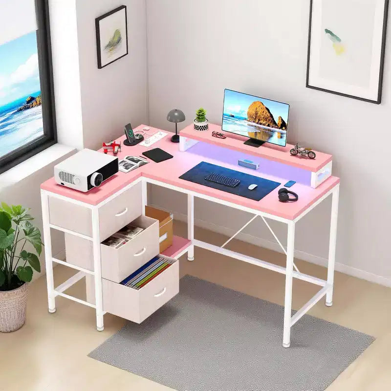 Scrivania gaming a L (47.3), Scrivania angolare reversibile con 3 cassetti, prese di corrente e porta USB per ufficio domestico (1 pezzo)