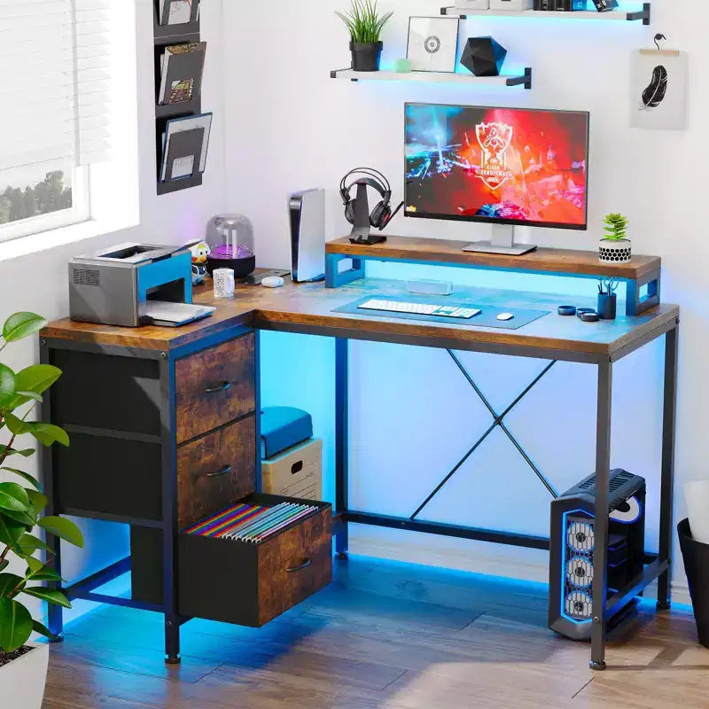 Scrivania gaming a L (47.3), Scrivania angolare reversibile con 3 cassetti, prese di corrente e porta USB per ufficio domestico (1 pezzo)