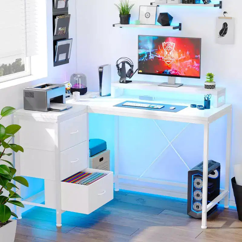Scrivania gaming a L (47.3), Scrivania angolare reversibile con 3 cassetti, prese di corrente e porta USB per ufficio domestico (1 pezzo)