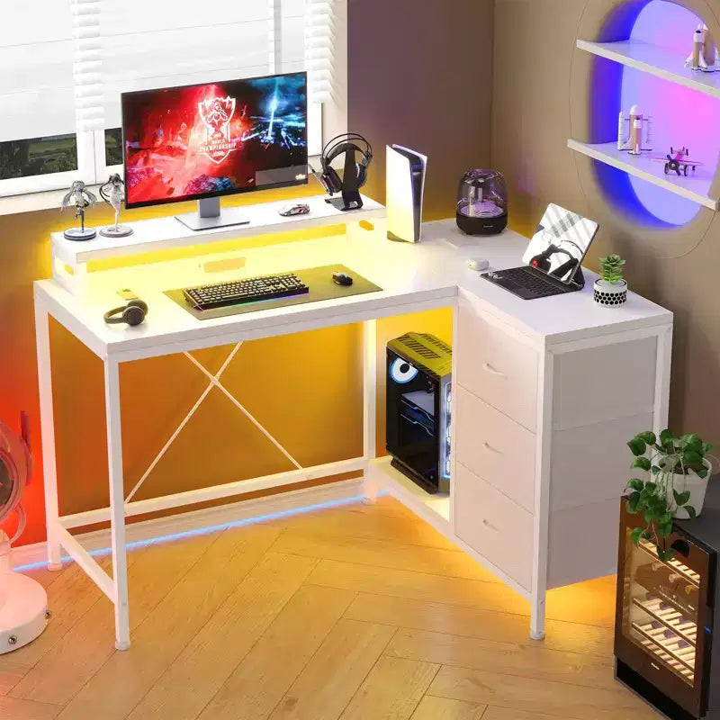Scrivania gaming a L (47.3), Scrivania angolare reversibile con 3 cassetti, prese di corrente e porta USB per ufficio domestico (1 pezzo)