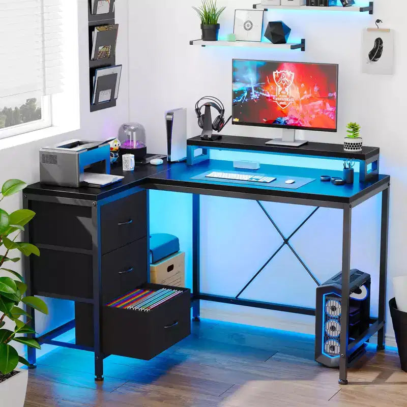 Scrivania gaming a L (47.3), Scrivania angolare reversibile con 3 cassetti, prese di corrente e porta USB per ufficio domestico (1 pezzo)