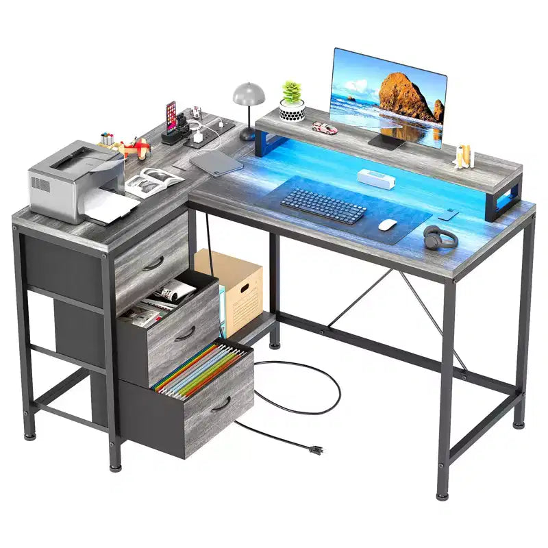 Scrivania gaming a L (47.3), Scrivania angolare reversibile con 3 cassetti, prese di corrente e porta USB per ufficio domestico (1 pezzo)