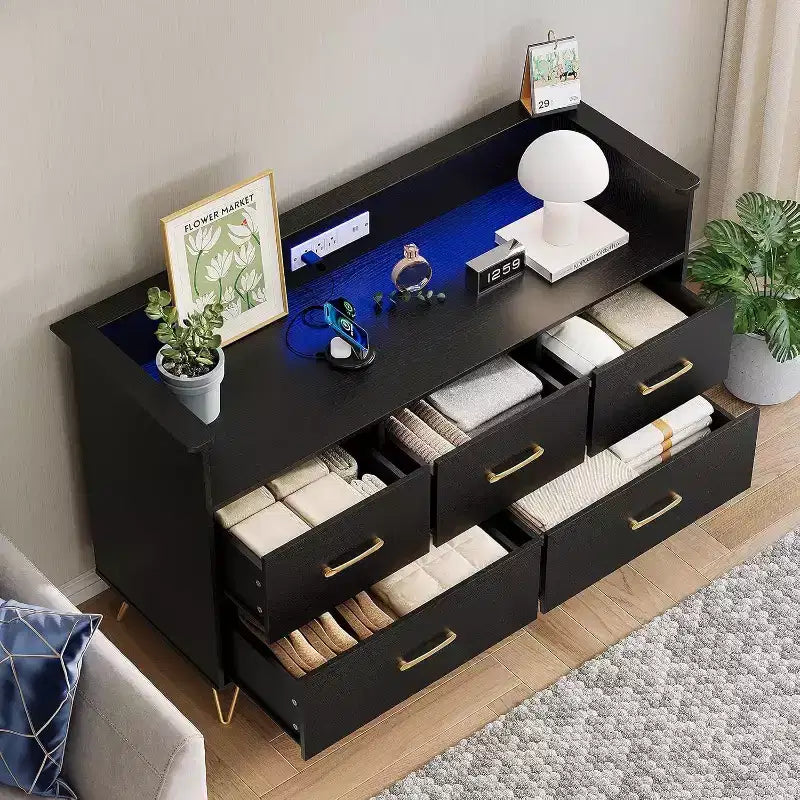 Comò Largo 120 cm per Camera da Letto con 5 Spaziosi Cassetti e Luci a LED, Cassettiera con Stazione di Ricarica Integrata, Mobile Autoportante