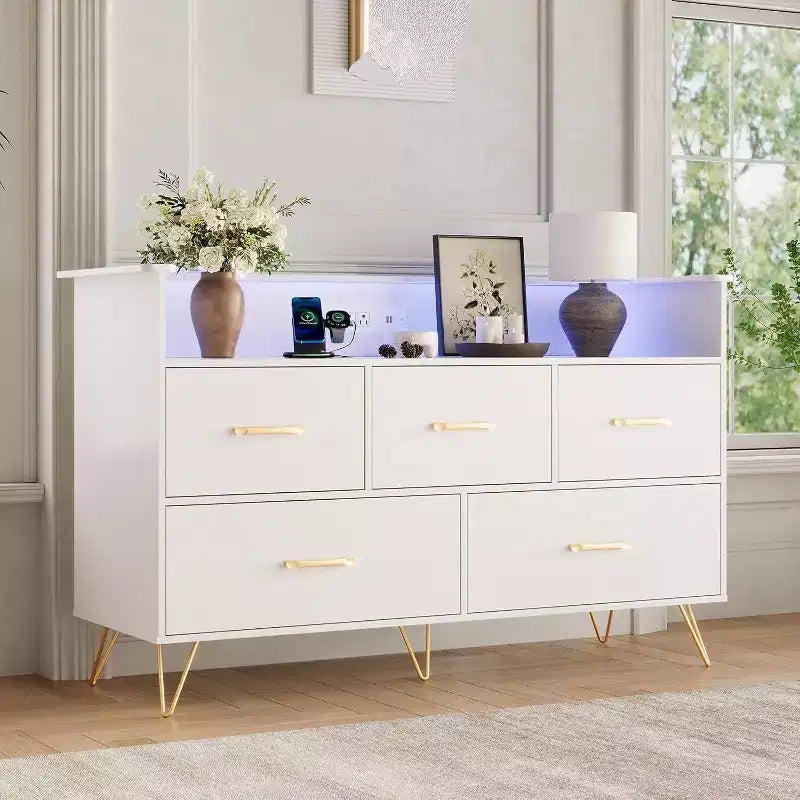 Comò Largo 120 cm per Camera da Letto con 5 Spaziosi Cassetti e Luci a LED, Cassettiera con Stazione di Ricarica Integrata, Mobile Autoportante