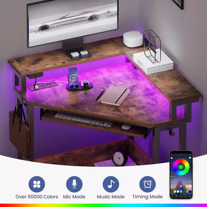 Piccola scrivania angolare per computer con presa di corrente, luce LED, supporto per monitor e vassoio per tastiera