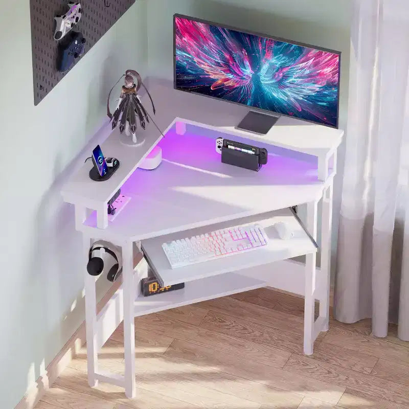 Piccola scrivania angolare per computer con presa di corrente, luce LED, supporto per monitor e vassoio per tastiera
