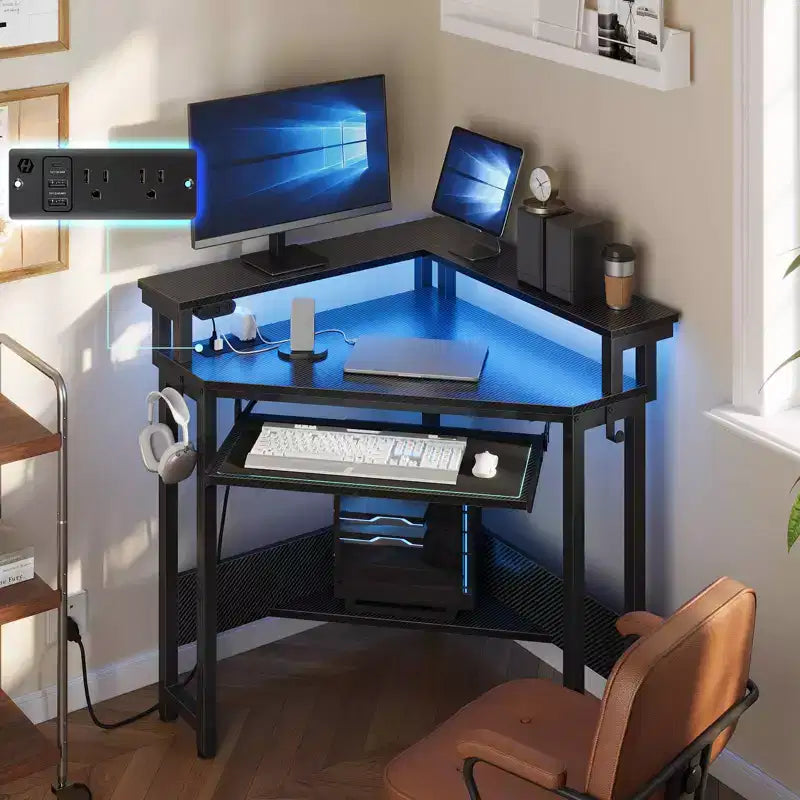 Piccola scrivania angolare per computer con presa di corrente, luce LED, supporto per monitor e vassoio per tastiera