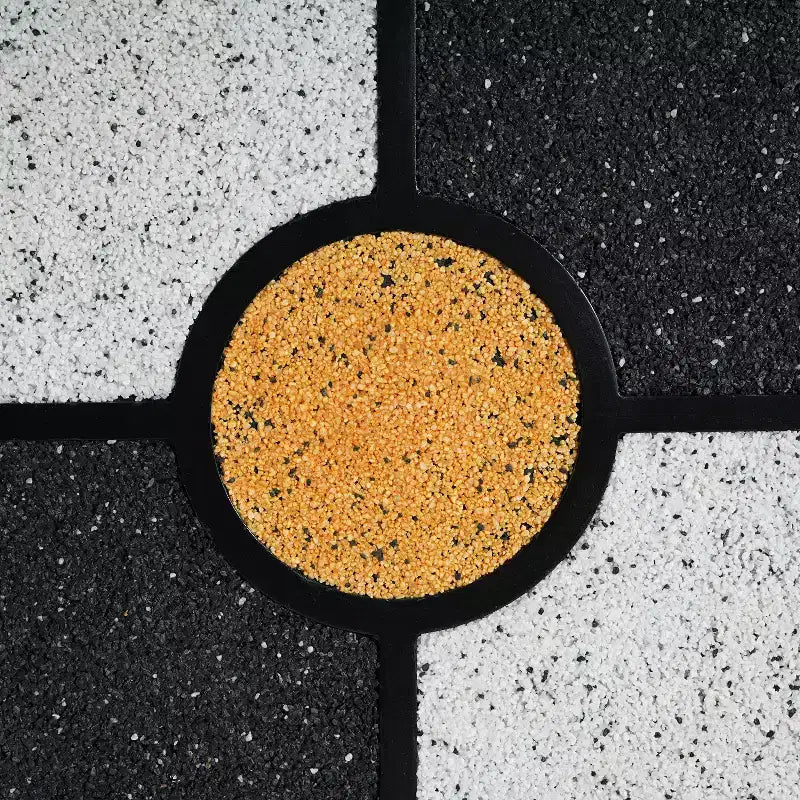 Tavolino d'appoggio con Trifoglio a Quattro Foglie, Top in Resina effetto Pietra, Base a Doghe in Legno, Nero e Grigio