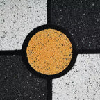 Tavolino d'appoggio con Trifoglio a Quattro Foglie, Top in Resina effetto Pietra, Base a Doghe in Legno, Nero e Grigio