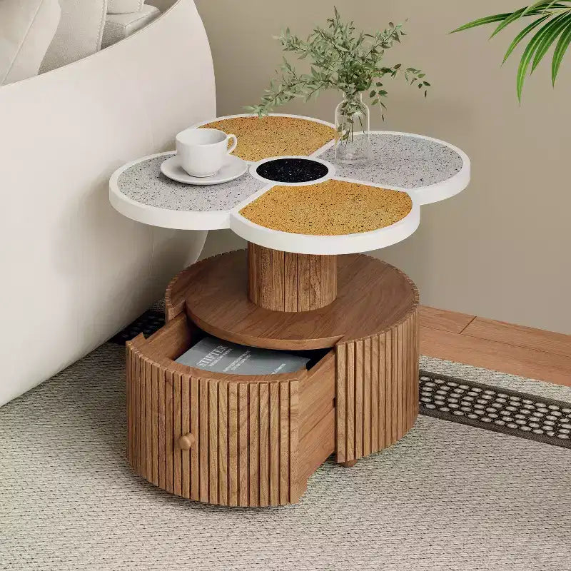 Tavolino accentato a forma di quadrifoglio, piano in resina effetto pietra, base in legno con cassetto portaoggetti
