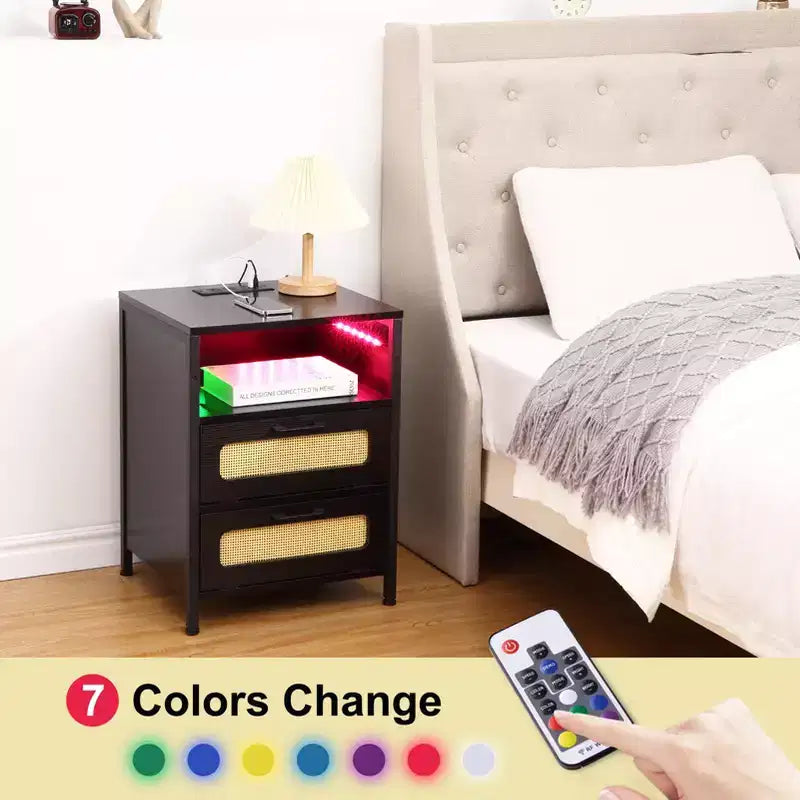 Comodino con Porte USB e Prese, Ante in Rattan e Ripiano Aperto, Camera da Letto Soggiorno Ufficio,