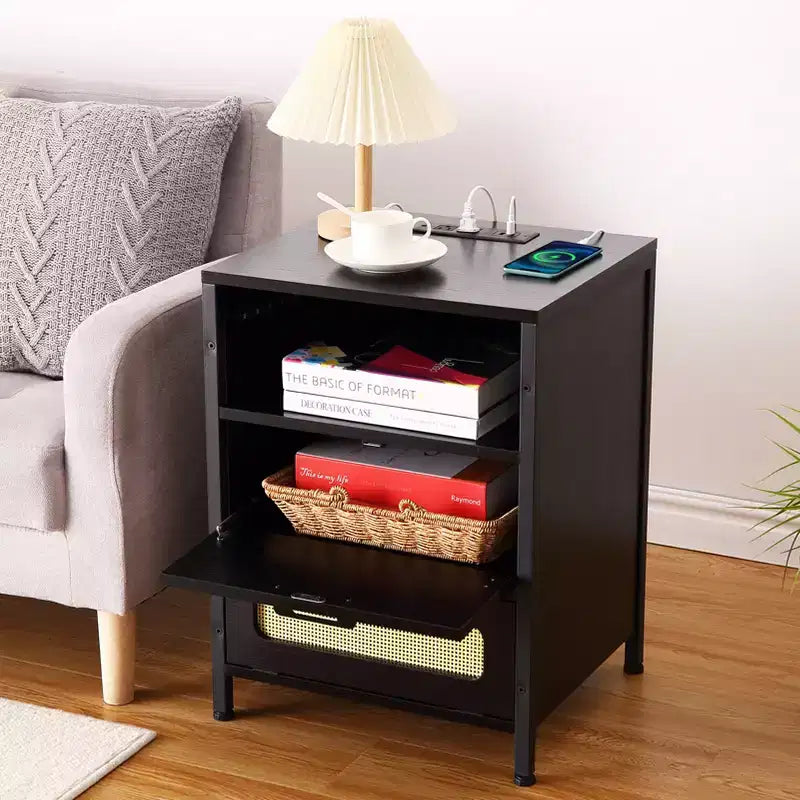 Comodino con Porte USB e Prese, Ante in Rattan e Ripiano Aperto, Camera da Letto Soggiorno Ufficio,