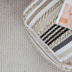 Pouf Arsenal Beige/Toni di grigio - Anji Mountain: Ottomana quadrata fatta a mano, rivestimento rimovibile, poliestere e iuta, stile contemporaneo