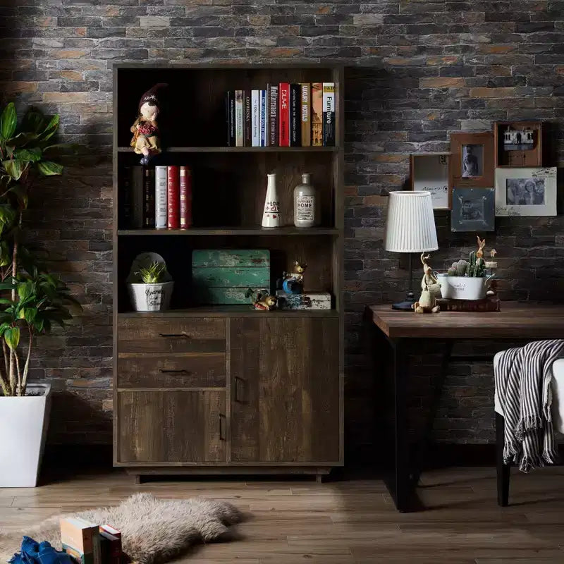 HOMES: Inside + Out Libreria Tappan da 69,8" con mobile in rovere di recupero: Stile rustico, 5 ripiani, 2 cassetti