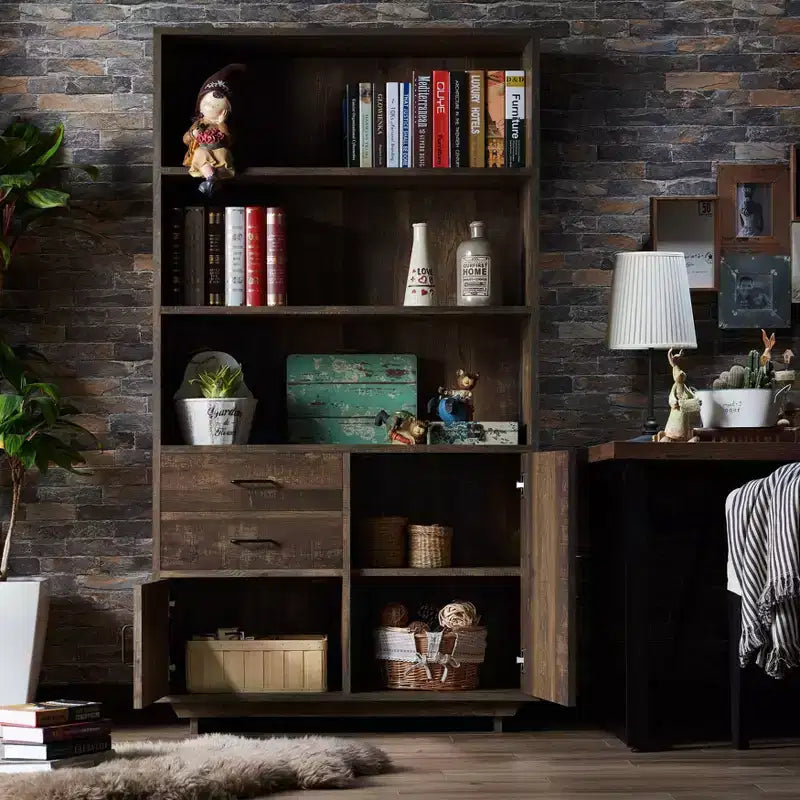 HOMES: Inside + Out Libreria Tappan da 69,8" con mobile in rovere di recupero: Stile rustico, 5 ripiani, 2 cassetti
