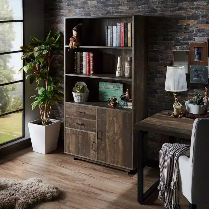 HOMES: Inside + Out Libreria Tappan da 69,8" con mobile in rovere di recupero: Stile rustico, 5 ripiani, 2 cassetti