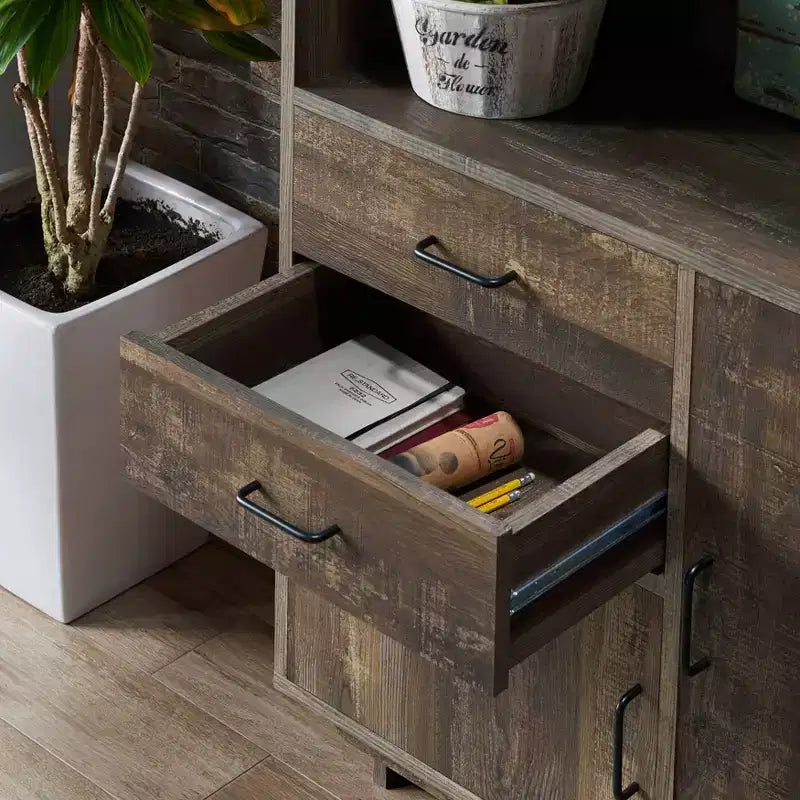 HOMES: Inside + Out Libreria Tappan da 69,8" con mobile in rovere di recupero: Stile rustico, 5 ripiani, 2 cassetti